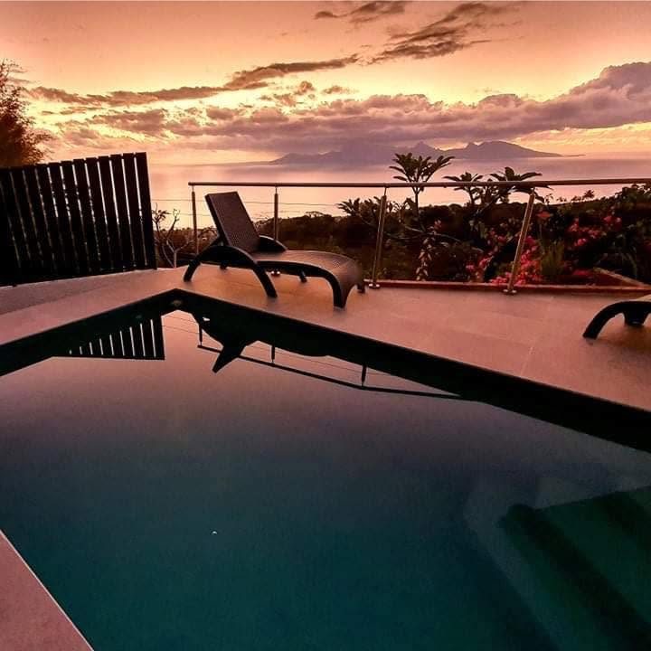 Terrasse et piscine au coucher du soleil